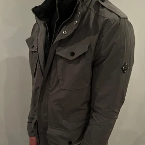J lindeberg Field Jacket - Skön jacka nu när det har börjat bli lite kallare. Storleken motsvarar L men sitter som M skulle jag säga. Har du några frågor så hör av dig!