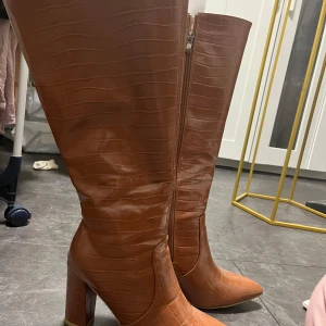 Boots - Långa och bruna stövlar med klack, super snygga och trendiga. Storlek 41