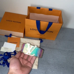 Louis Vuitton bälte - Tjenare säljer ett riktigt fin Lv bälte som är unik. Storlek är 90cm allt tillbehör ingår som ni ser på bilderna.  OBS! Dock så finns de ett extra hål från förra ägaren men inget man märker av.  Äkta✅ Og: dustbag, låda, påse  Köparen står för frakt