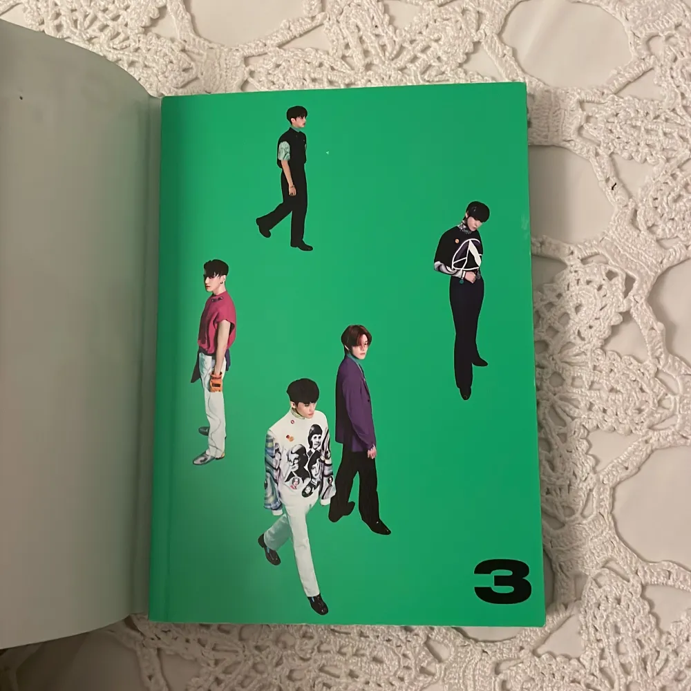 Säljer NCT 127:s tredje album med en cool grön omslagsdesign. Inuti finns bilder på medlemmarna i olika stilar och poser. Perfekt för fans av K-pop och NCT 127! Albumet är i bra skick och har en modern och stilren layout.. Böcker.