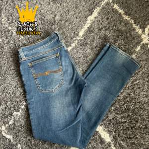 Nudie Jeans av modellen Tight Long John, Storlek: 33/32 - Skicket pả jeansen är väldigt bra utan defekter - 10/10 - mitt pris: 499 - Nypris: 1599kr