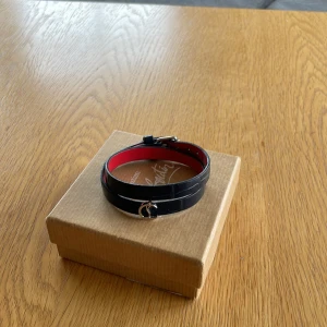 louboutin armband - detta snygga väldigt eftertraktade armbandet är nu till salu gör bara 1699kr!!! först till kvarn!!