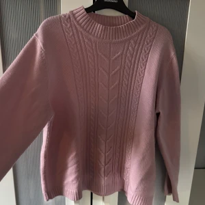 Rosa kabel stickad tröja 🩷 - Kabelstickad tröja, saknar lappar, fint skick, tyvärr skulle jag gissa på att den är polyester eller akryl därav priset! Annars superfin och trevlig rosa tröja 🩷