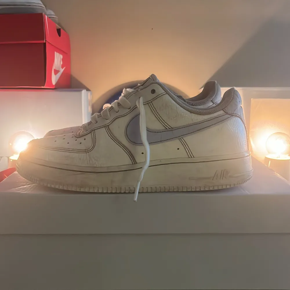 Säljer ett par klassiska Nike Air Force 1 '07 i vitt. Skorna har en stilren design med snörning och är i nyskick. Perfekta för både vardag och fest. De är bekväma och passar till det mesta i garderoben.. Skor.