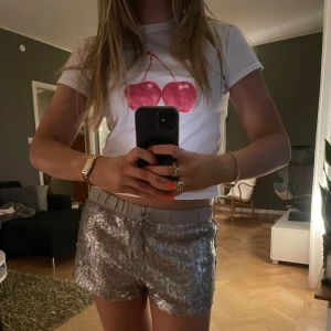 topp med körsbär  - SÅ COOL TOPP💓🍒 har bara använts en gång🎀 hittar ingen storlek på den men den skulle nog passa perfekt på någon som har xs💞