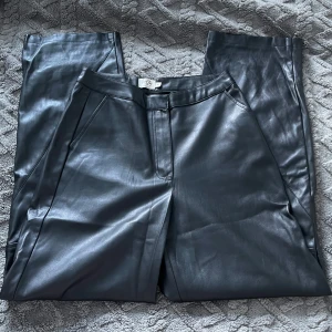 Skinnbyxor - Snygga svarta skinnbyxor med en stilren design. Byxorna har en rak passform med slits fram på varje ben. Använd fåtal gånger‼️ 