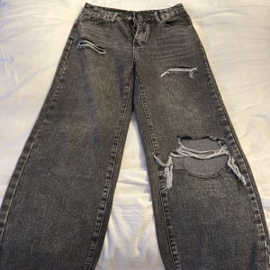 Grå jeans med slitningar - Storlek petite S, passar mig som är 156