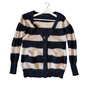 Vit-marinblå randig kofta  - Mysig randig kofta från Cubus i marinblått och vitt. Superfin! Men säljer då den inte kommer till användning 🩷