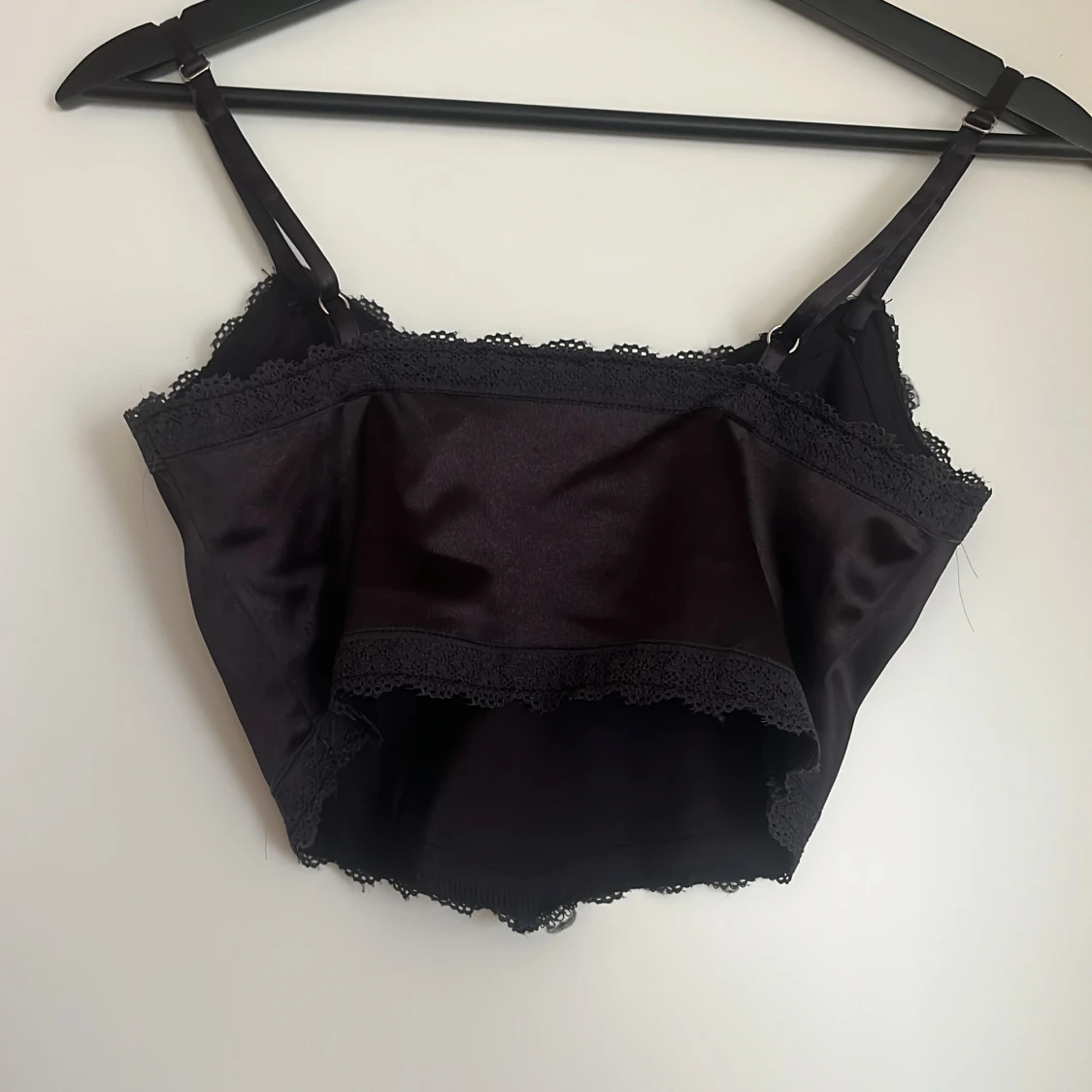 Svart satinlinnetopp med spetsdetaljer - 90