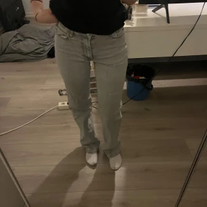 Grå jeansbyxor - Snygga grå jeans med en klassisk straight passform. De har en hög midja och femficksdesign. Perfekta för en avslappnad stil.