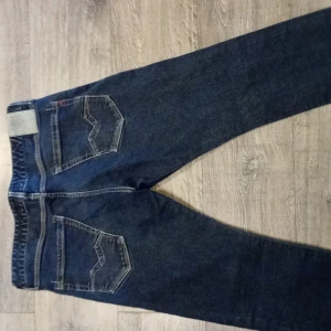Blå jeans från Replay - Snygga blå jeans från Replay med klassisk femficksdesign och dragkedja. Perfekta för en avslappnad stil. Tillverkade i slitstarkt denim. dom är helt nya I storlek 34/34 och det är strech I dom, så dom är mycket sköna att ha på sig. pris 450kr kan ev gå ner lite I pris
