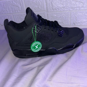 Svarta Nike Air Jordans - Snygga svarta Nike Air Jordans med klassisk design och snörning. Skorna har en autentiseringsmärkning och kommer i originalkartong med Jumpman-logga.