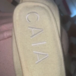 Beige hårband från CAIA - Snygg och praktisk beige hårband från CAIA. Perfekt för när man ska sminka sig och inte vill få bort håret. Helt ny!