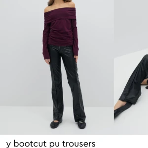 Svarta bootcut PU-byxor - Snygga svarta bootcut-byxor i PU-material. De har en modern passform med låg midja och en stilren design. Storlek 158. Änvända endast en gång och passar mig i längden som är 160 cm! Nypris 350kr!