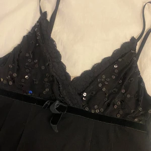 Babydoll linne med spets och paljetter💋 - Så fint linne med babydoll passform! Den har paljetter över bysten och spets i kanten, ett ”sammets” band under bysten som knyts i en rosett med en tyll kjol under (trikå tyg under den me) 💞 Den är köpt second hand men är ifrån märket ”Fi-Filles de Paris” storlek står inte men den är väldigt stretchig så ja skulle säga att den passar xs-m! Det är bara att fråga om du undrar något😽