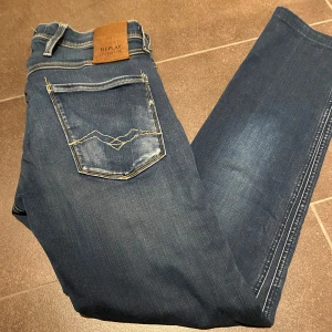Replay jeans anbass - Tja säljer nu dessa tvär feta Replay jeansen i Anbass, Jeansen är felfria 10/10 skick. Priset kan diskuteras! Hör av dig för minsta fundering! ;)