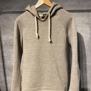  Hans hoodie - Säljer en stilren beige hoodie tillverkad av japanskt tyg. 