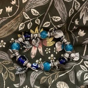 Armband - Ett super fint armband med massa charms. Ärvt det från min farmor så det är gammalt men i fint skick. Kan skicka eller mötas upp!