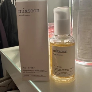 Mixsoon Bean Essence - Mixsoon Bean Essence är en koreansk skönhetsprodukt i en genomskinlig flaska med vit pump. Den innehåller naturliga ingredienser för att vårda huden. Flaskan rymmer 50 ml och kommer i en stilren förpackning.Den är helt ny då jag fick dubletter i julklapp. Nypris runt 300kr
