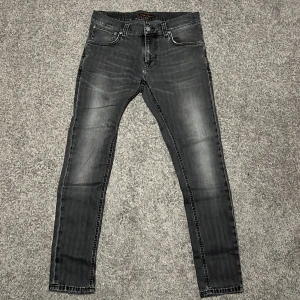 Nudie Jeans - Säljer nu ett par svarta/gråa Nudie Jeans i storlek W28 för endast 399kr! Jeansen är i storlek W30 men passar som W28. Pris är ej hugget i sten, hör av er i dm vid funderingar 🙌