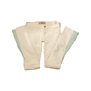 Hollister jeans - Jätte unika och snygga jeans som är perfekta nu till våren!! Hollister jeans som jag har gjort till bootcut med blåa detaljer. Gjorde även om dom till lågmidjade. Skriv om nån het frågor!!❤️❤️❤️ca 38cm tvärs över. Pris kan diskuteras