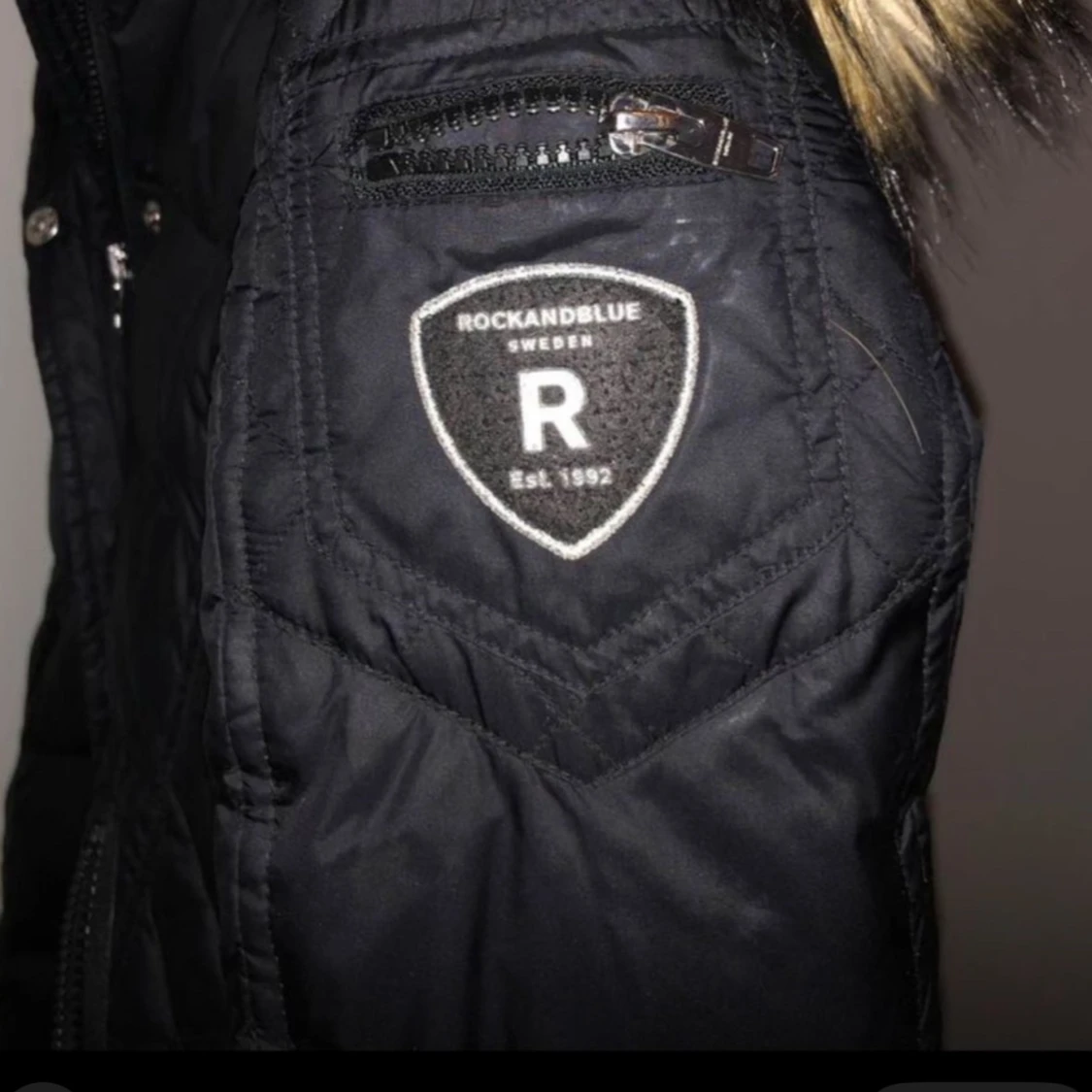 Svart dunjacka från Rockandblue - 91