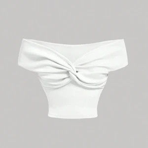 Vit offshoulder topp - Snygg vit offshoulder topp med knytdetalj framtill. Perfekt för en stilren look.