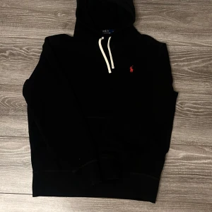 Ralph lauren fleece hoodie -  Säljer mina Ralph lauren fleece hoodie. Köpte från Ralph lauren hemsida 4 månader sen. Väldigt bra skick och har använt fåtal gånger. Finns online kvitto och pris kan diskutera 💯.