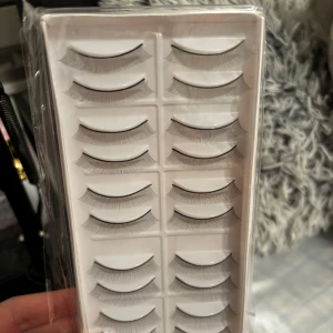 Set med lösögonfransar - Ett paket med flera par lösögonfransar. Perfekta för att ge dina ögon en dramatisk look. Fransarna är tunna och naturliga, vilket gör dem lätta att applicera och bekväma att bära hela dagen. Till för att träna och göra fransförlängning. Kan också användas som vanliga fransar🌺 Oöppnad!