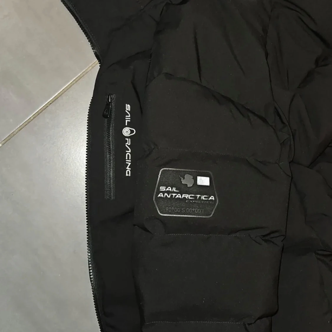 Svart dunjacka från Sail Racing - 92