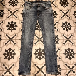 Blåa nudie jeans med vit färg - Tjena! Säljer dessa sjukt speciella och feta nudie jeans. Modellen är grim tim. Storlek 29/32. Hör av er vid frågor! 