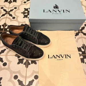 Elefant Gråa Lanvins - Tja jag säljer dessa galet snygga lanvins i färgen elefant grå. Skorna är i ny skick med og allt förutom skosnören. Storlek 43. Hör av vid frågor