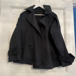  Trenchcoat Massimo Dutti - Mörkblå trenchcoat från Massimo Dutti med dubbelknäppning storlek XS men passar också storlek S. Jackan har långa ärmar med justerbara remmar vid ärmsluten 🩷