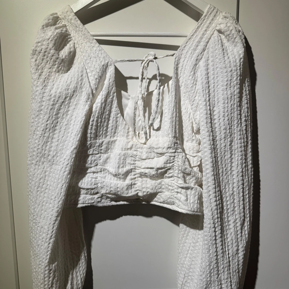 Vit blus med knytning - 91