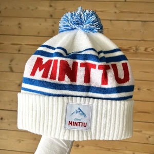 Minttumössa - Ascool och eftertraktad mössa från Minttus shop. Perfekt på skidresan och till afterskin. Endast testat, aldrig använd!💕