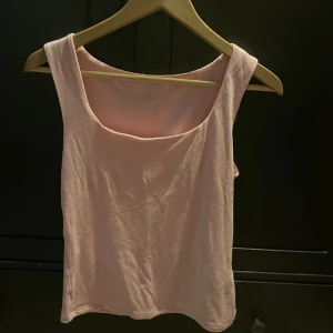 Rosa linnetopp - Säljer en enkel och stilren rosa linnetopp. Perfekt för varma sommardagar. Toppen är ärmlös och har en rund halsringning. Skriv för mer info!💕