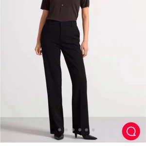 Kostymbyxor från Lindex - Jag säljer dessa kostymbyxor i modellen ”FIONA” från Lindex. Skulle säga att de är mid waist, och de är använda bara ett fåtal gånger då jag har köpt ett par andra.