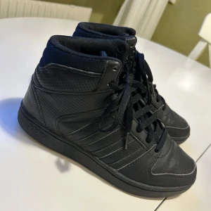 Svarta sneakers adidas - Svarta adidassneakers, använda enstaka gånger men i felfritt skick. Storlek 38 men passar även mig med 39. Pris går att diskutera vid snabb affär. 