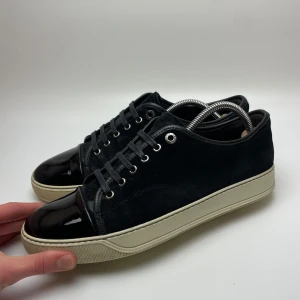 Lanvin skor  - Hej! Säljer nu dessa sjukt snygga Lanvin skor. Skorna är i toppskick! Vi rekommenderar att gå ner en storlek. Har ett begränsat antal boxar och dustbag! Hör gärna av dig vid frågor 