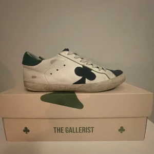 The gallerist skor  - Säljer nu dessa feta the gallerist skor i skick 8/10. Nypris är 1600 kr och mitt pris 850  kr!!litet hål i sulan är den ända defekten! Hör av er av minsta fundering och priset kan diskuteras!😃🤝