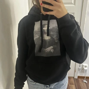 Blinded art hoodie - Från the cool elephant. Använd en del men fint skick. Strl S💕Bilden är lånad, kom privat för fler bilder!