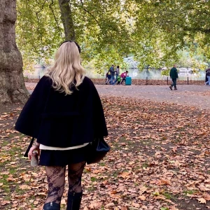 Svart poncho/kappa från Missäy  - Fin svart poncho/kappa med knytband i midjan och trekvartsärmar.💗💗