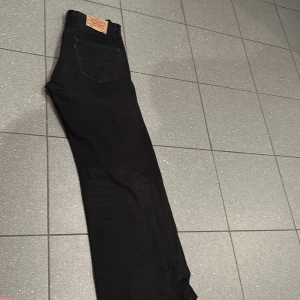 Svarta Levi's 501 jeans - Säljer ett par klassiska svarta Levi's 501 jeans. De har en rak passform använder ej längre 
