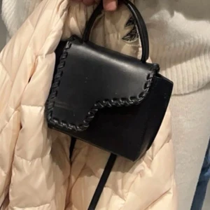 Svart ATP väska med detaljer  - Säljer min super fina ATP väska då den inte kommer till så mycket användning längre🤍köpte den i höstas 🤍modellen heter Montalcino Stitch Black Leather Mini Handbag🤍Nypris 4500🤍priset går absolut att diskutera och kommer med dust bag och det långa bandet 