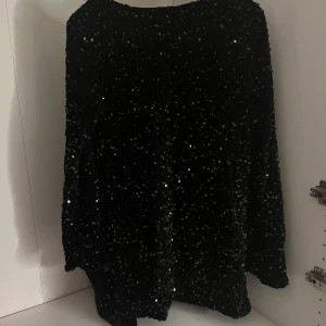 Svart glittrig klänning med rosett - Snygg svart klänning täckt med paljetter💕 passar perfekt till nyår, fester eller finare middagar!!!🥂