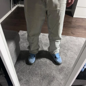 Gråa jeans  - Gråa jeans ifrån hm i ”loose fit”. Sitter bra vid skorna och bra i midjan. Bara att skriva vid frågor. 