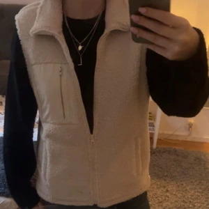 Teddy väst - Så fin teddy väst som är jätte efterfrågad! Färgen syns bättre på sista bilden!🥰🥰🥰