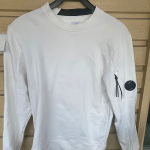 Tjocktröja från C.P. Company - Tja! Säljer nu min feta tjocktröja ifrån C.P. Company eftersom den inte används längre. Tröjan är köpt på NK 2023 och har används sparsamt. Kvitto finns!                  Nu på senare tid har den legat i garderoben och inte använts på ett tag. Den har inga defekter vad ögat kan se men kan tyvärr inte garantera att den är i nyskick därav priset. Har du några frågor eller liknande är det bara att du hör av dig!                                                                           Mvh Alexander