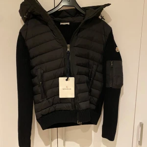Moncler tricot cardigan - Säljer min oanvända moncler wool tricot cardigan, den var för liten för mig då Den var storlek M. Inga fel med den, taggen och kommer med! (Pris går o diskuteras)