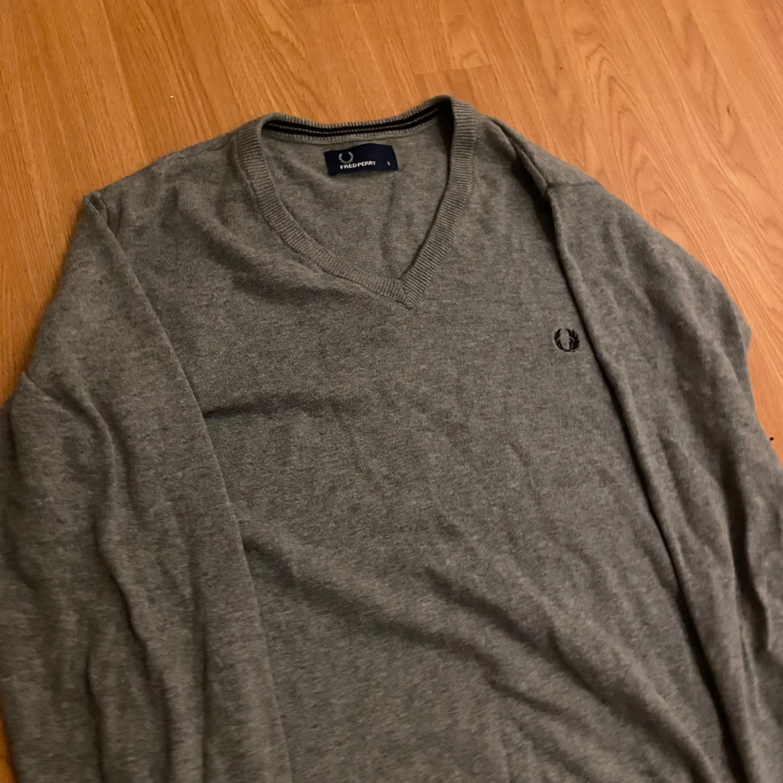 Grå tröja från Fred Perry - 90